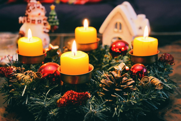 The British Approach to 'Tasteful' vs 'Over the Top' Christmas Decorating